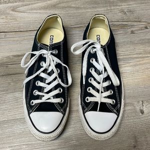 Black and white low top converse
